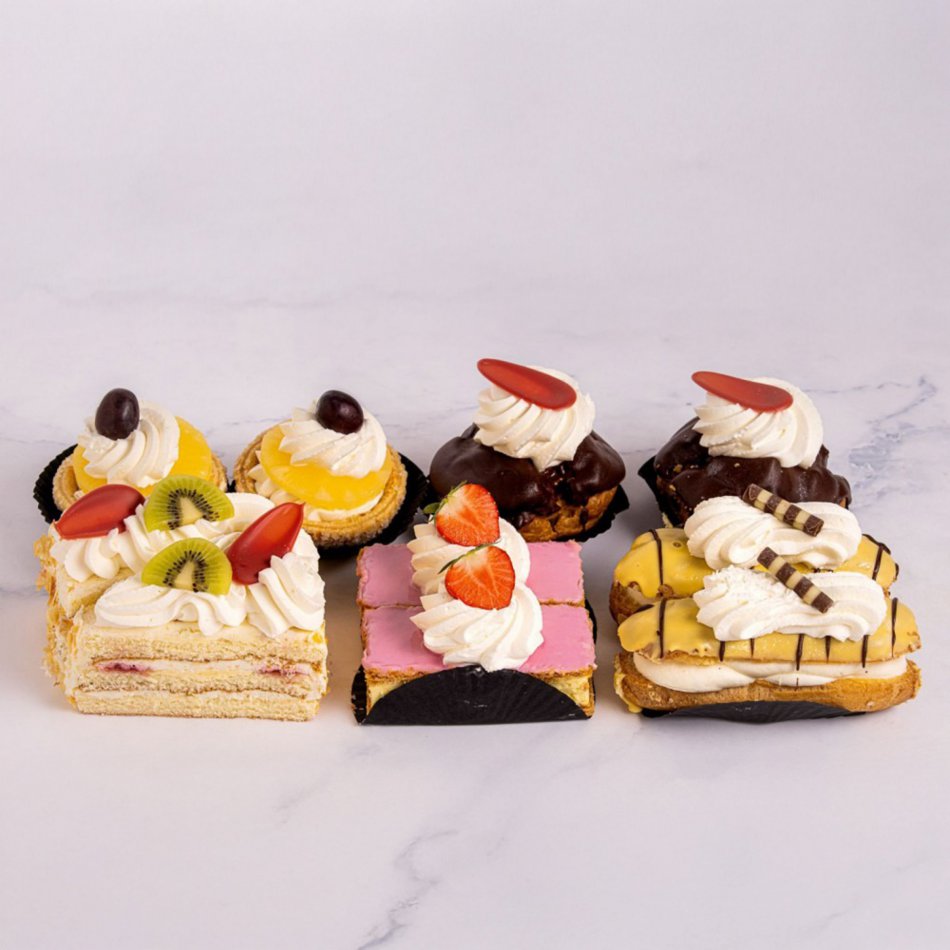 Gesorteerd Slagroomgebak 10 stuks – Mix van Klassieke Gebakjes